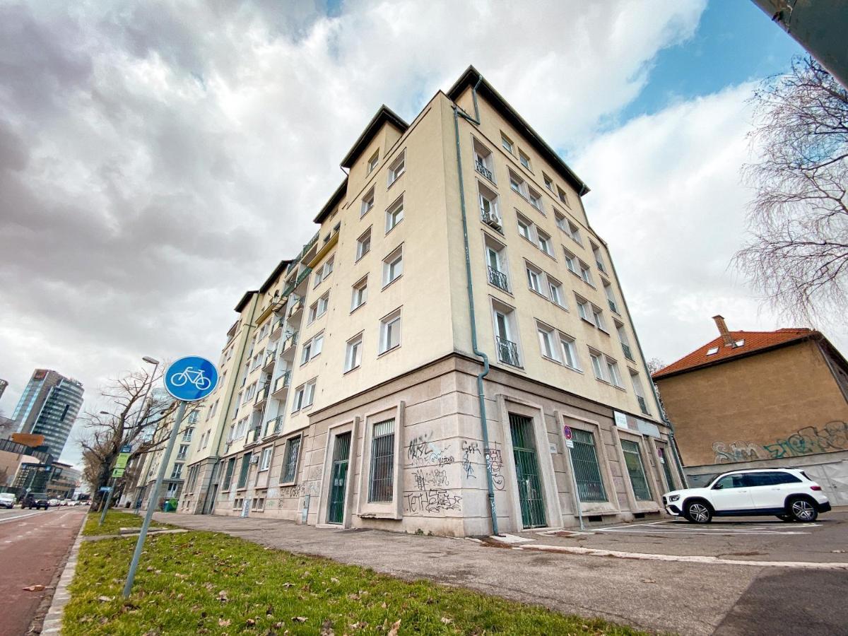 ברטיסלאבה Studio Steps From Nivy & Main Bus Station מראה חיצוני תמונה